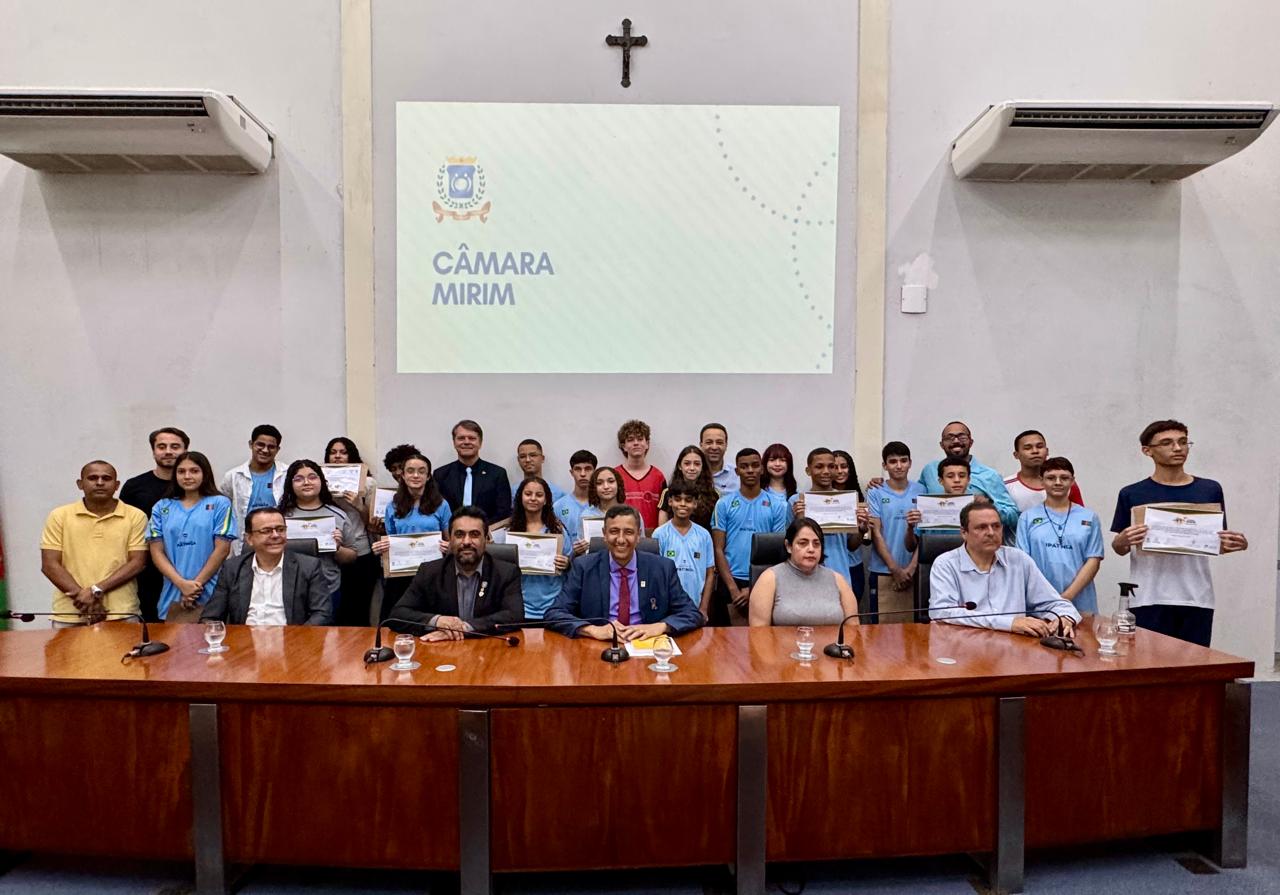 Estudantes tomam posse como vereadores mirins em cerimônia na Câmara