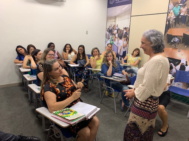 Educadores participam de mais um treinamento da Constituição em Miúdos com a escritora Madu Macedo