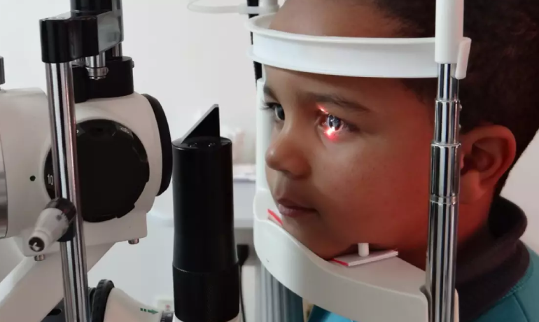 Projeto de lei aprovado prioriza atendimentos oftalmológicos para crianças em fase escolar