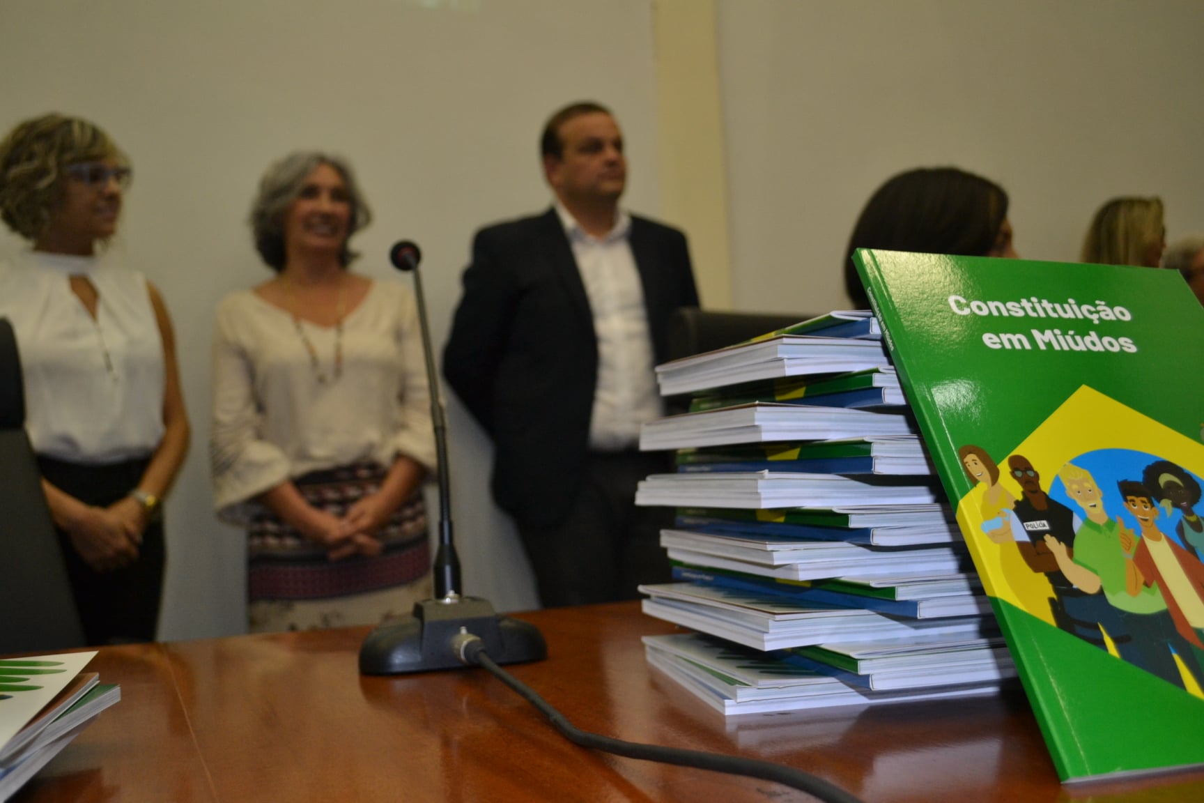Câmara entrega kits de livros sobre a Constituição Federal para escolas públicas do município