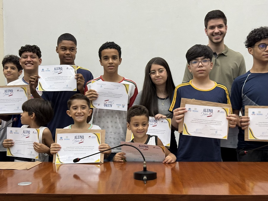 Entrega de certificados do Programa Aluno Nota 10 reconhece dedicação de estudantes