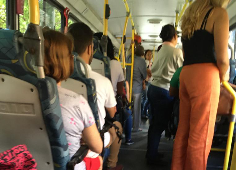 Proposta pretende transformar todos os assentos dos ônibus em preferenciais