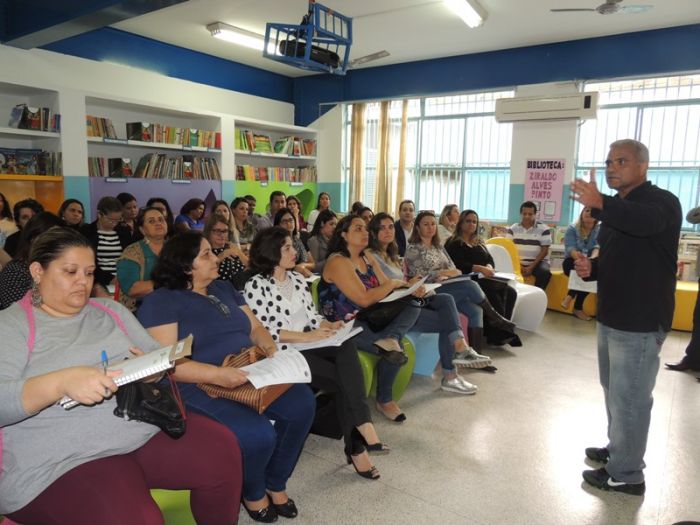 Diretores de escolas da rede municipal participam de reunião sobre nova eleição da Câmara Mirim