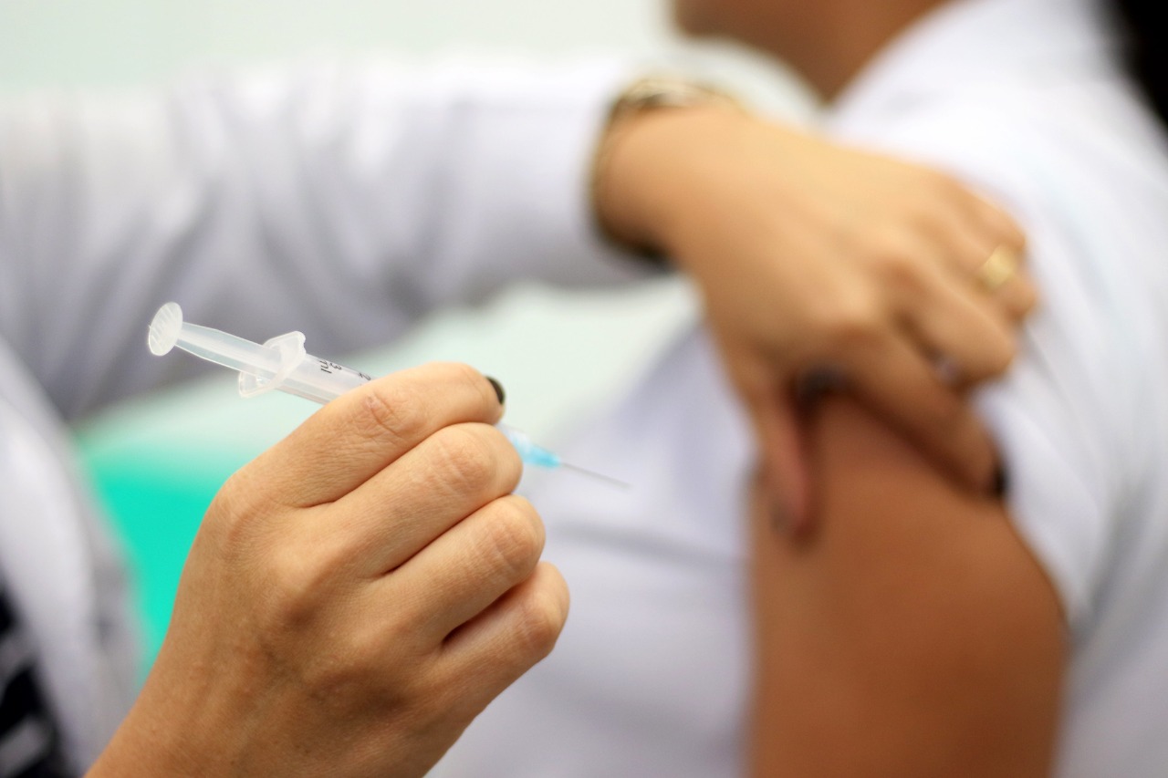 Vereadores apresentam novos projetos de lei e ampliam vacinação prioritária a educadores
