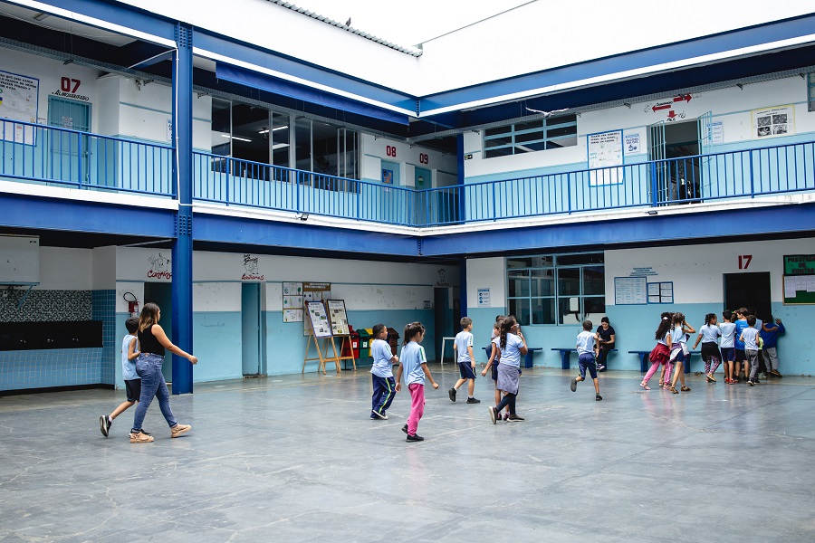 Projeto de Lei aprovado desobriga autistas com sensibilidades sensoriais a usarem uniforme escolar