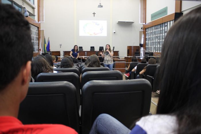 Em palestra na Câmara Mirim, assistente social  faz alerta sobre uso inadequado de tecnologias