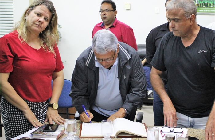 Jésus Nascimento assina termo de posse como prefeito na Câmara de Ipatinga